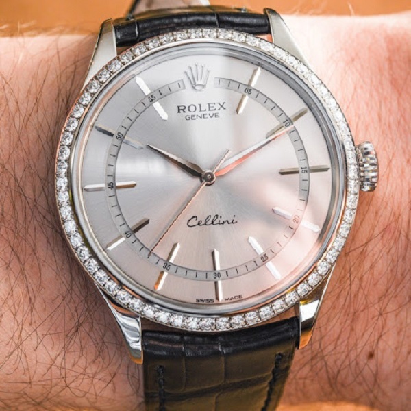 Rolex Cellini Time 50609RBR sở hữu mặt số bạc đơn giản mà cực kỳ ấn tượng