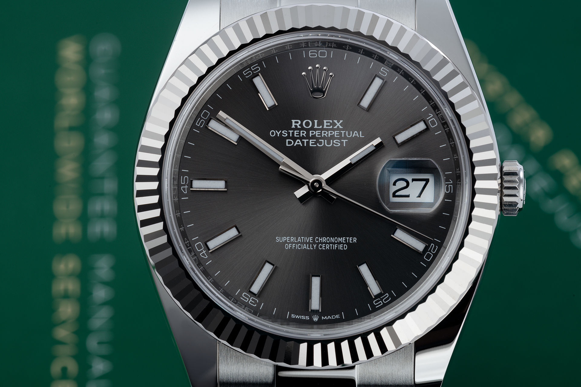 Đồng hồ Rolex thật có khắc biểu tượng vương miện cực nhỏ