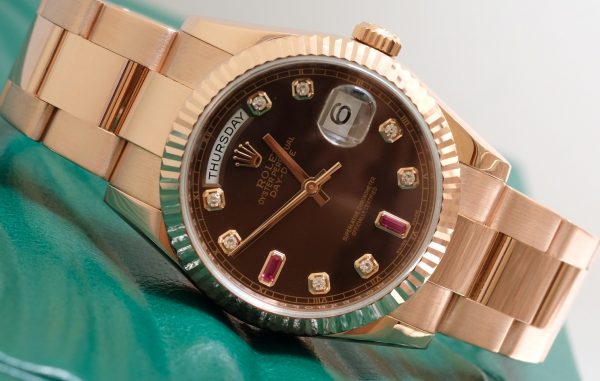 Đồng hồ Rolex mặt xà cừ sang trọng, thời thượng