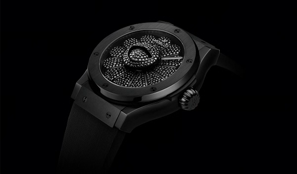 Hublot Classic Fusion Takashi Murakami All Black có vỏ bằng gốm đen bóng và có đường kính 45mm