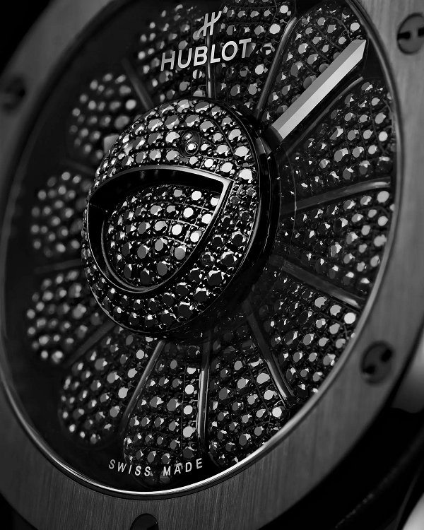 Hublot Classic Fusion Takashi Murakami All Black có mặt hoa hình vòm và 12 cánh hoa quay tự do, được trang trí bởi 563 viên kim cương đen