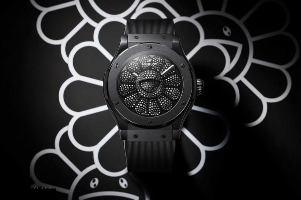 Hublot Classic Fusion Takashi Murakami All Black, có hình bông hoa tươi cười mang tính biểu tượng của Murakami