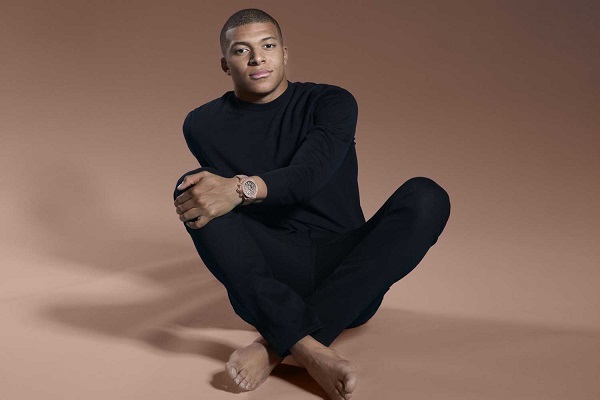 Cầu thủ bóng đá người Pháp Kylian Mbappé cùng chiếc đồng hồ Big Bang Millennial Pink